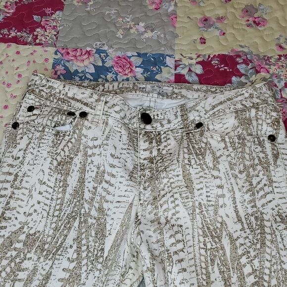 Free People Off-White & Gold Splatter Print Zip Ankle Crop Jeans Pants, Sz 29 - Picture 4 of 8